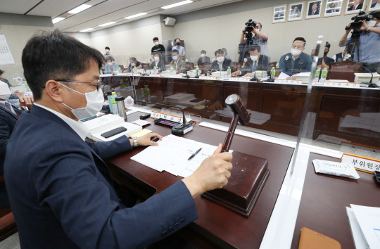 의사봉 두드리는 박준식 위원장  박준식 최저임금위원장이 13일 오후 세종시 정부세종청사 고용노동부에서 열린 제8차 최저임금위원회 전원 회의에서 의사봉을 두드리고 있다.  연합